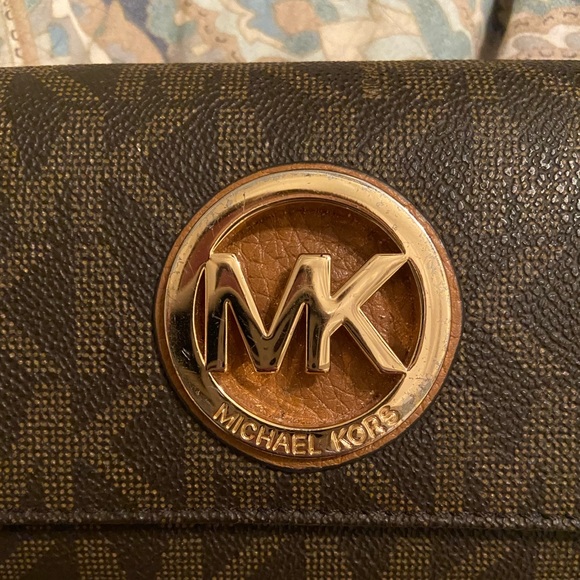 Michael Kors Heritage Wallet with Gold-tone Logo Accent - Picture 6 of 7